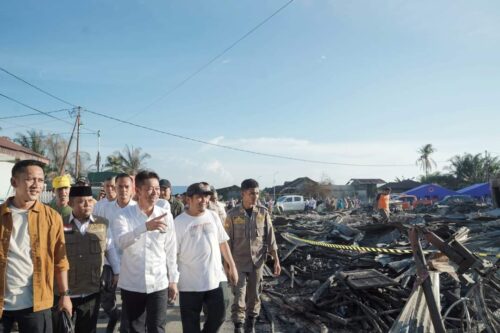 Jumpai Korban Kebakaran, Bupati Rohil Bagikan Bantuan Kepada Korban