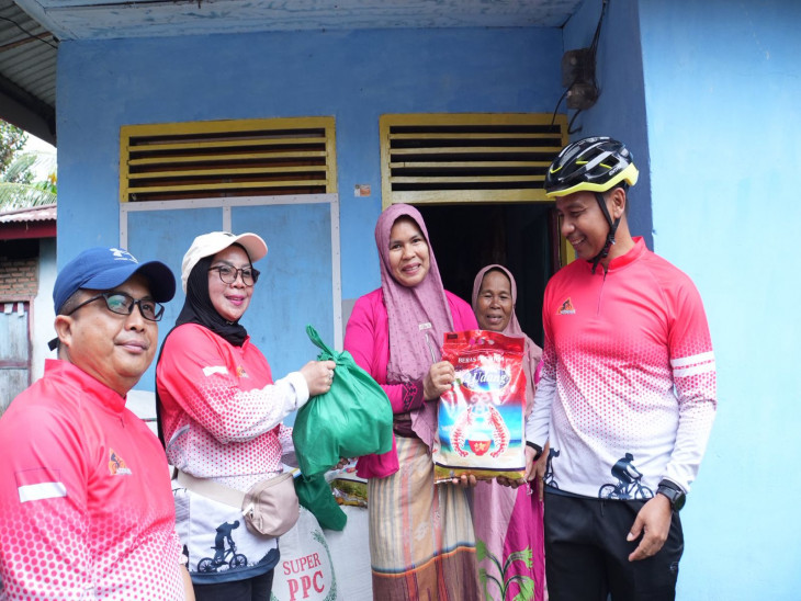 Bupati dan Wakil Bupati Kampar Salurkan Bantuan Beras dan Sembako Sambut Ramadhan Bersama Komunitas Sepeda Kampar