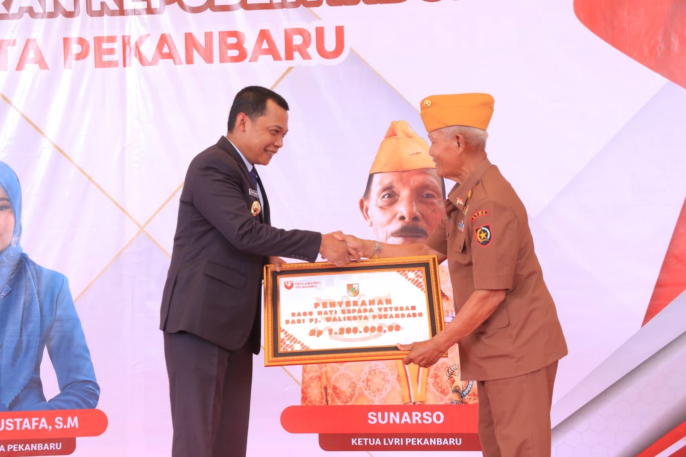 Pada Momen Hari Pahlawan,Pj Wali Kota Pekanbaru Jamu dan Serahkan Sagu Hati Bagi Para Veteran