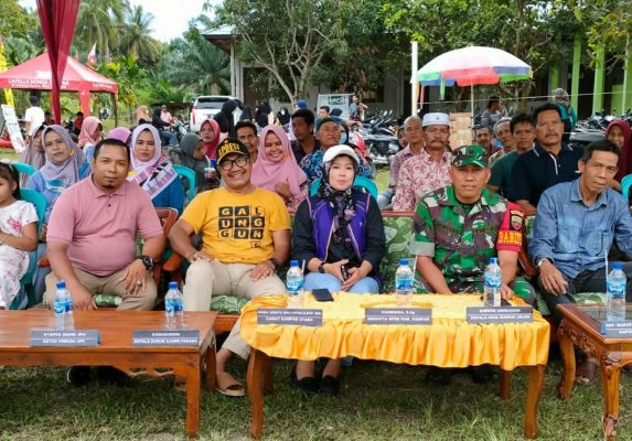 Haswinda Serahkan Bantuan Sarana Olahraga di Beberapa Desa Sebagai Wujud Kepedulian