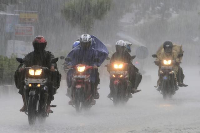 Hujan Lebat dan Angin Kencang Menerjang Pekanbaru