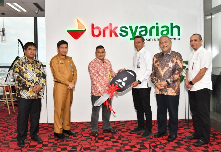 BRK Syariah Berikan Hadiah 2 Unit Mobil Kepada Perusahaan Daerah SPR Rohil