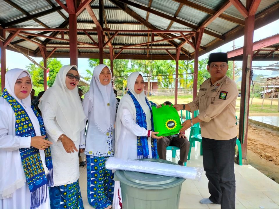 BKMT Serahkan Alat Penyelenggaraan Jenazah, Ketua BKMT Kampar ; Kembangkan Terus Ilmu Keagamaan.